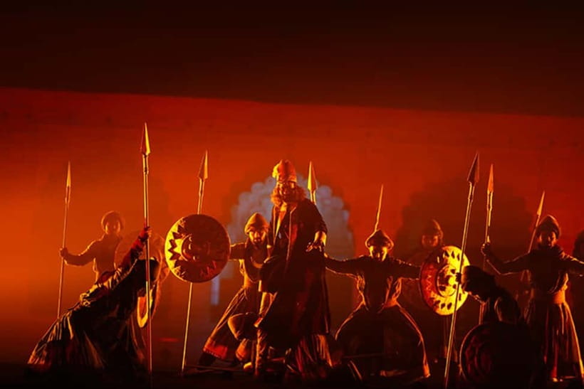 Delhi: Red Fort Light and Sound Show Guided Tour - What the fort looks like under colored light