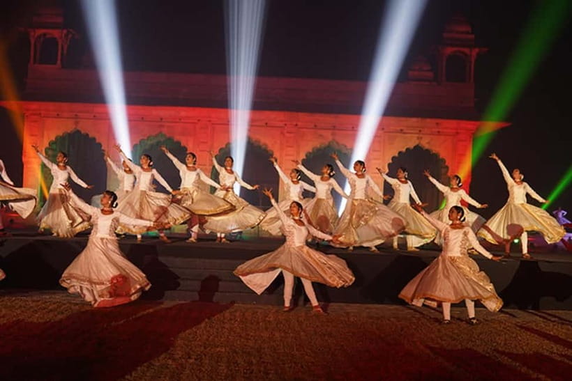 Delhi: Red Fort Light and Sound Show Guided Tour - Who should book this Red Fort evening tour?