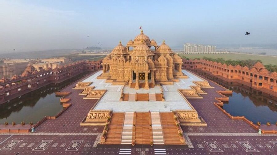 Delhi's Temples and Spiritual Sites Day Tour - Jama Masjid brings you into Old Delhi