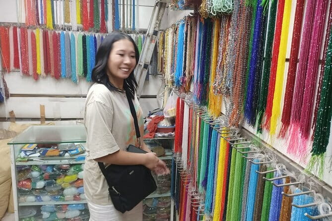 Delhi Textile & Handicraft Tour: Artisan Workshops Experience - Nehru Place: watching Zardozi and Aari embroidery