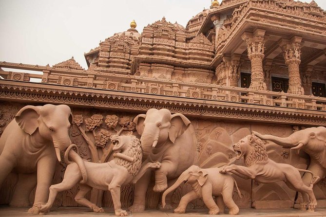 Delhi: Visits to Swaminarayan Akshardham with guide & transfers - The carved temple and formal gardens