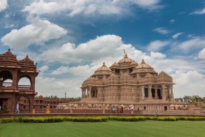 Visits to Swaminarayan Akshardham with guide & transfers