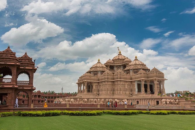 Delhi: Visits to Swaminarayan Akshardham with guide & transfers - Arriving at Swaminarayan Akshardham