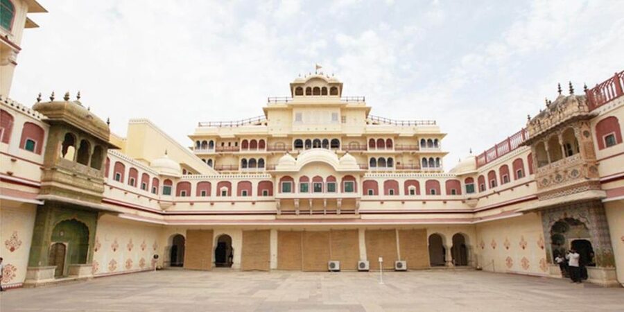 From Delhi: 2-Day Jaipur Private Guided Tour - Check-in, lunch, and the first look at Jaipur
