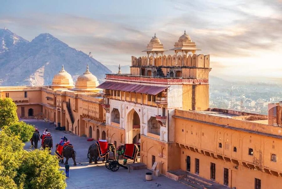 From Delhi: 6-Day Golden Triangle Tour with Udaipur-4 Cities - Day 3: Amber Fort and Jaipur’s royal center