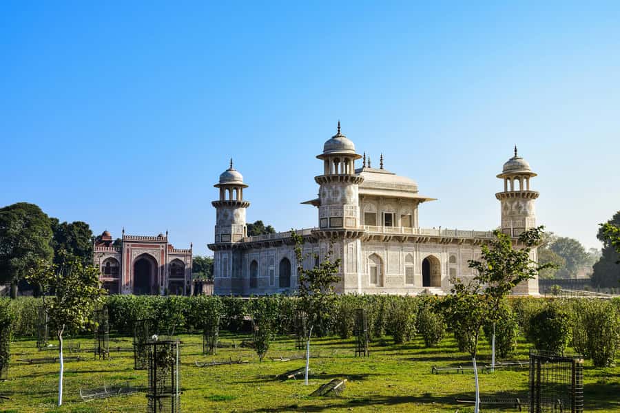 From Delhi: Agra Private Tour with Fast Entry to Taj mahal - Reaching the Taj Mahal with a prepaid ticket