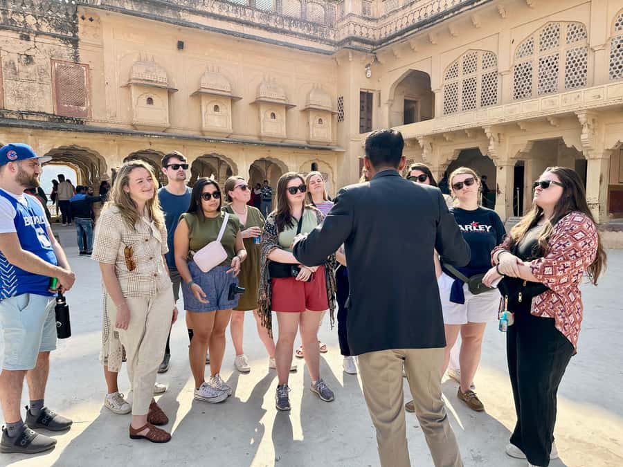 From Delhi Airport: Guided Layover Delhi City Tour - Meeting your guide at Delhi Airport