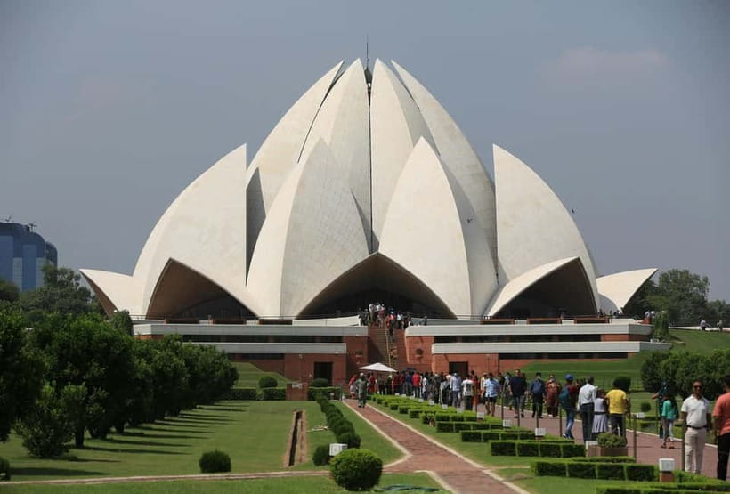 From Delhi Airport: Guided Layover Tour of Old & New Delhi - India Gate and the government district