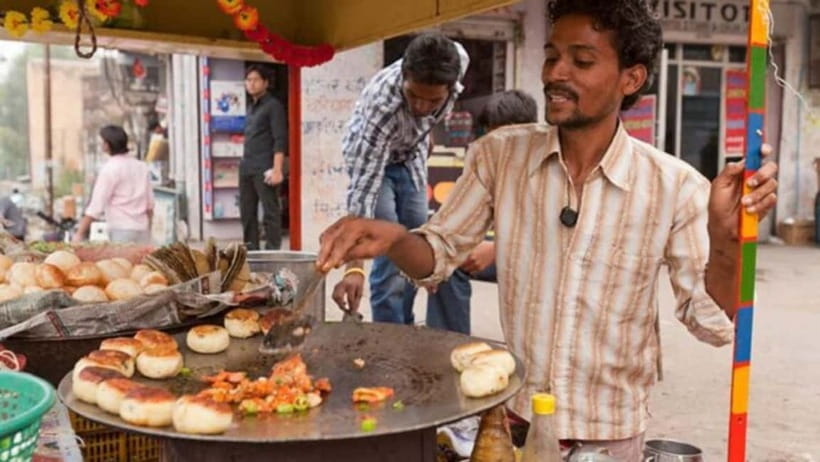 From Delhi Airport: Layover Guided Old & New Delhi Tour - Lunch in New Delhi, with one important catch