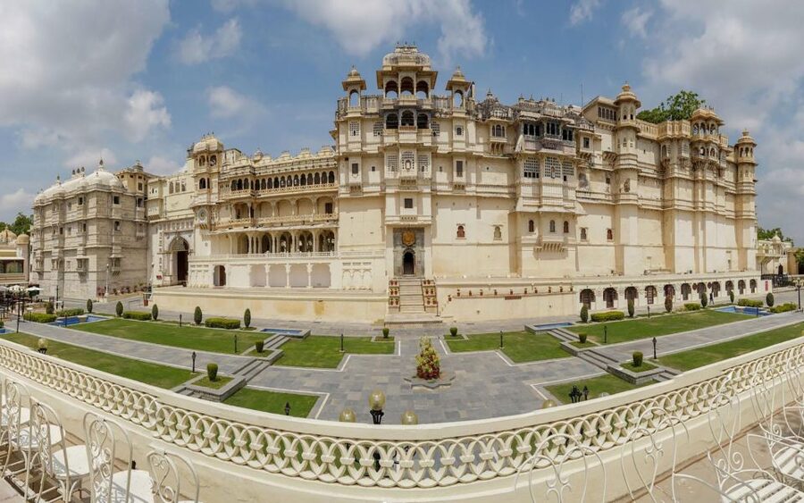 From Delhi: Jaipur Private Tour with Guide & Hotel Pickup - Jantar Mantar and Jaipur’s sky watchers