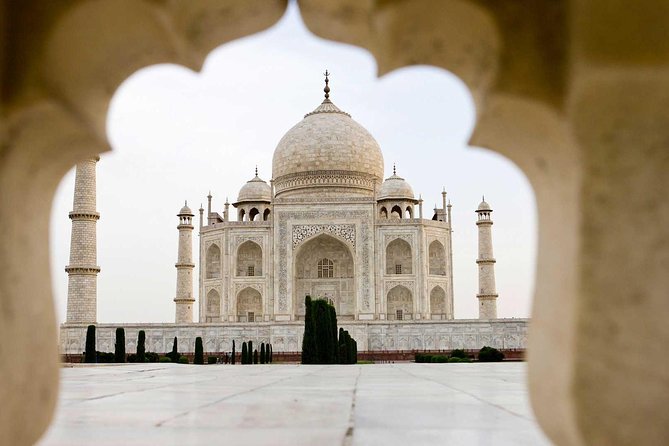 From Delhi: Luxury Taj Mahal Day Tour By Audi / BMW/ Mercedes - The included Courtyard by Marriott meal