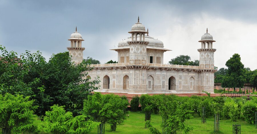 From Delhi: Private Taj Mahal & Agra Day Trip by Car or Rail - What the private guide adds