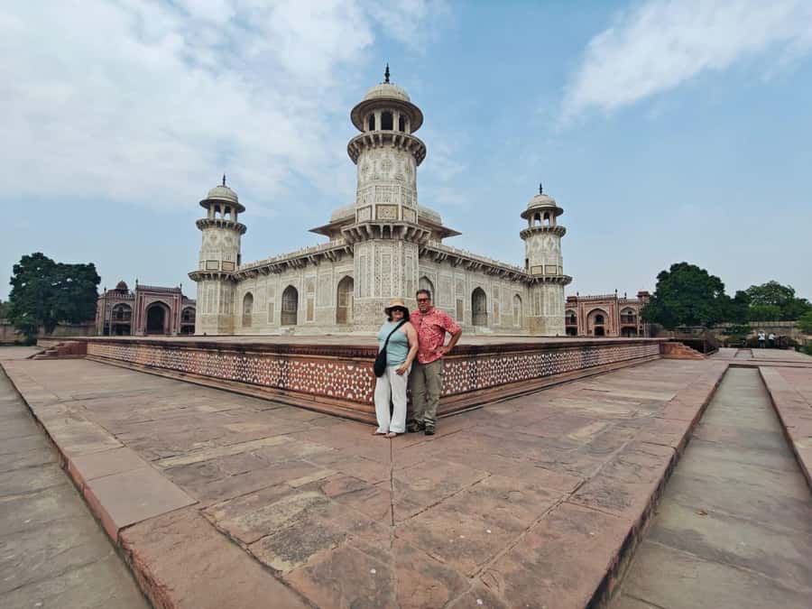 From Delhi: Private Taj Mahal Day Tour with Fast-Track Entry - Breakfast or lunch at a 5-star hotel