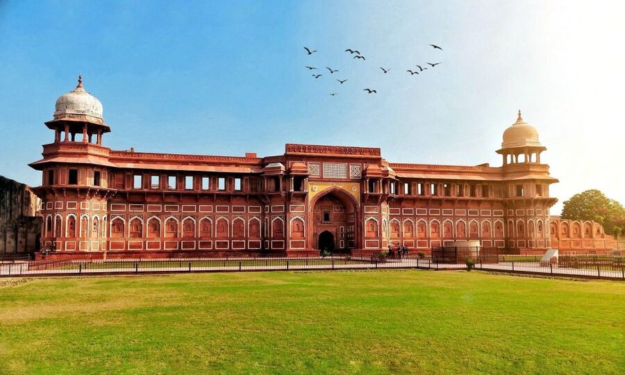 From Delhi: Taj Mahal & Agra City Tour By Gatiman Train - A private guide changes the feel of the day
