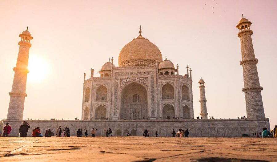 From Delhi: Taj Mahal & Agra Fort Day Trip by Express Train - Breakfast, marble inlay, and the space between sights