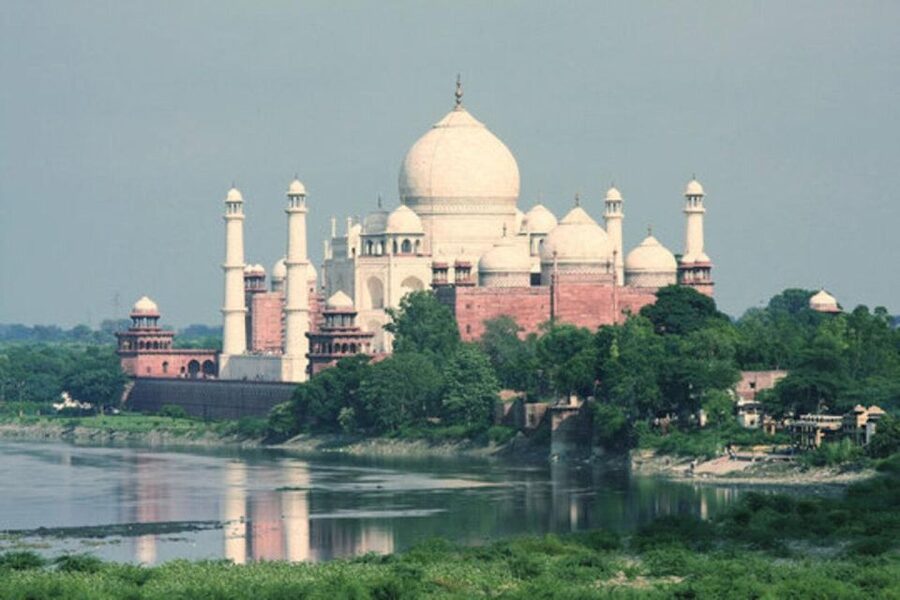From Delhi: Taj Mahal, Agra & Mathura Tour by Car - Prem Mandir after dark
