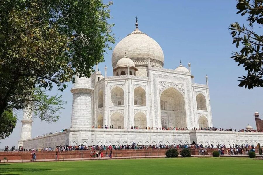 From Delhi: Taj Mahal, Agra & Mathura Tour by Car - Banke Bihari Temple and the rhythm of worship