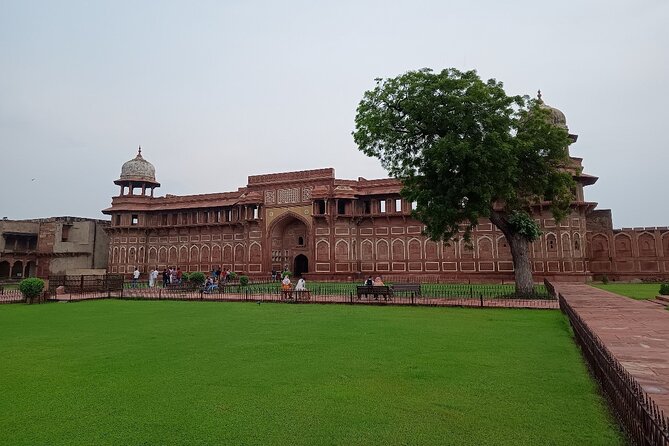 From delhi:(Vip entry)All Inclusive Taj Mahal & Red Fort day trip - Lunch and the shape of the afternoon