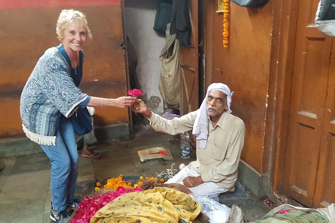 Luxury Rickshaw Tour of Old Delhi - Meeting the guide beside the Red Fort