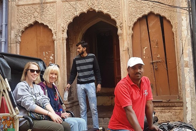 Luxury Rickshaw Tour of Old Delhi - Food tastings at old neighborhood eateries