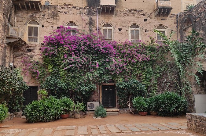 Neemrana Fort visit with Lunch From Delhi - Climbing into the 14-tier Fort Palace