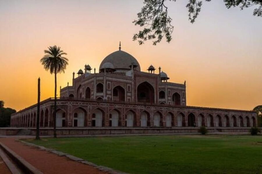 New Delhi: Evening Delhi Nights City Guided Tour - India Gate lit along the grand avenue