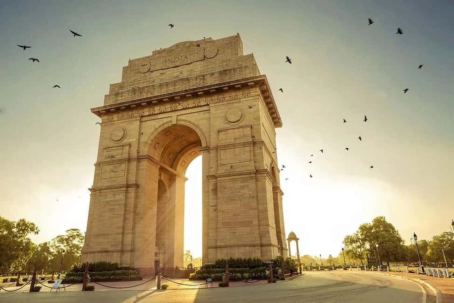 New Delhi: Local Evening Tour with Indian Street Food - India Gate, the evening opening scene