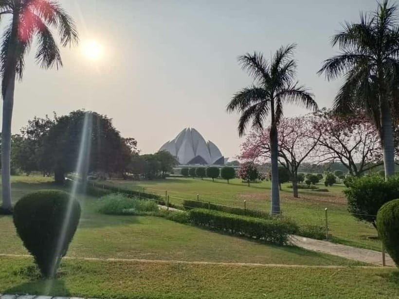 New Delhi: Lotus Temple Private Tour with Skip-the-Line - Meeting your guide at the temple gate