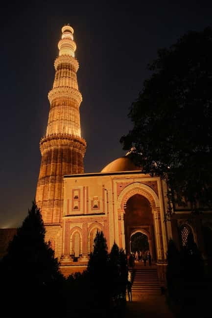 New Delhi: Qutub Minar Light & Sound Show Tour - Exploring the tower and its carved stonework