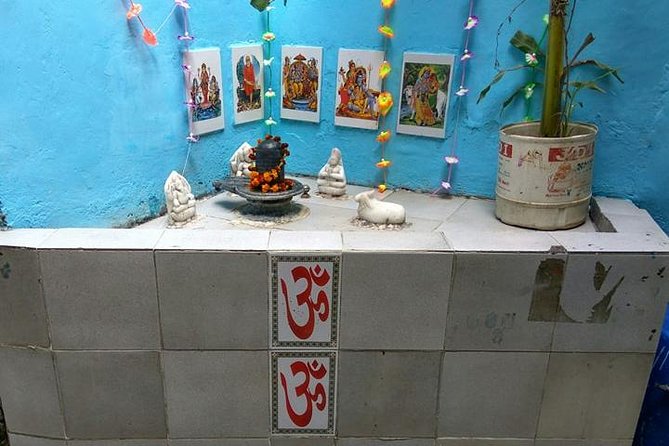 New Delhi: Sanjay Colony Slum Tour with Locals - Walking through a working neighborhood