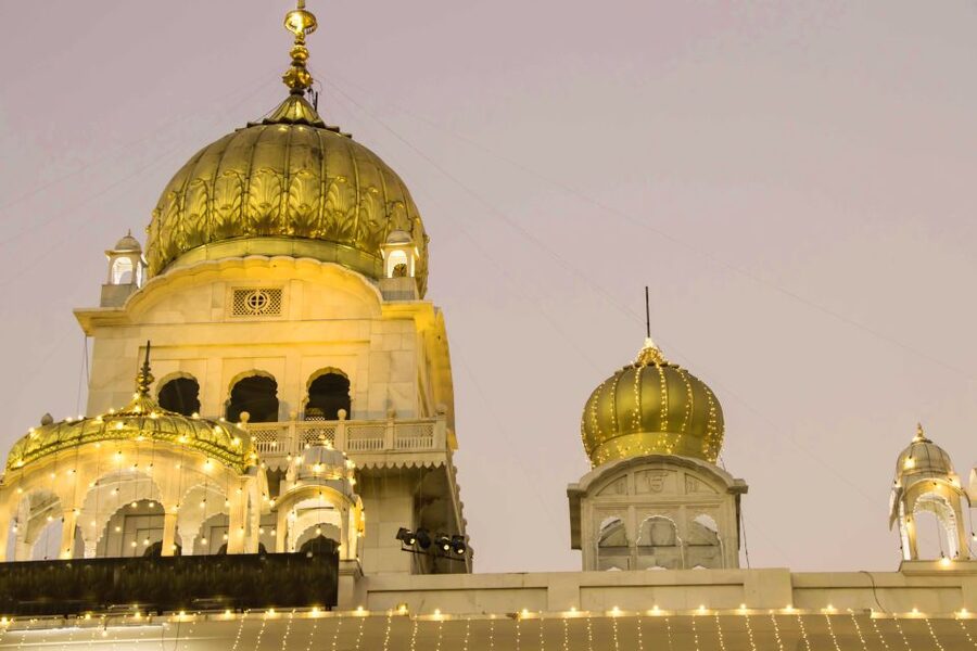 New Delhi: Walking Tour by Night - Guides, languages, and the private format