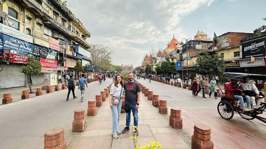 New & Old Delhi: Private Day Tour with Female Guide - Choose between Lotus Temple and Bangla Sahib
