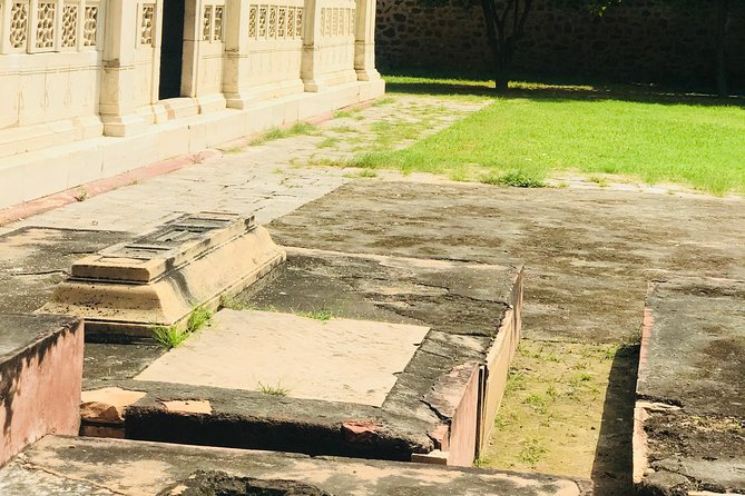 Nizamuddin Tour - Ghalib and Khusrau: poetry in a neighborhood of saints
