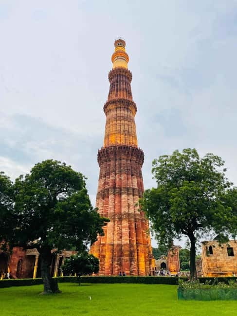 Old and New Delhi Private Full or Half Day Tour Upto 8 Hours - India Gate, Parliament, and the official capital