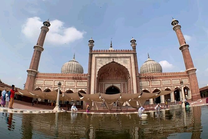 Old Delhi City Tour With Rickswa Ride! - A pause at Sis Ganj Gurudwara