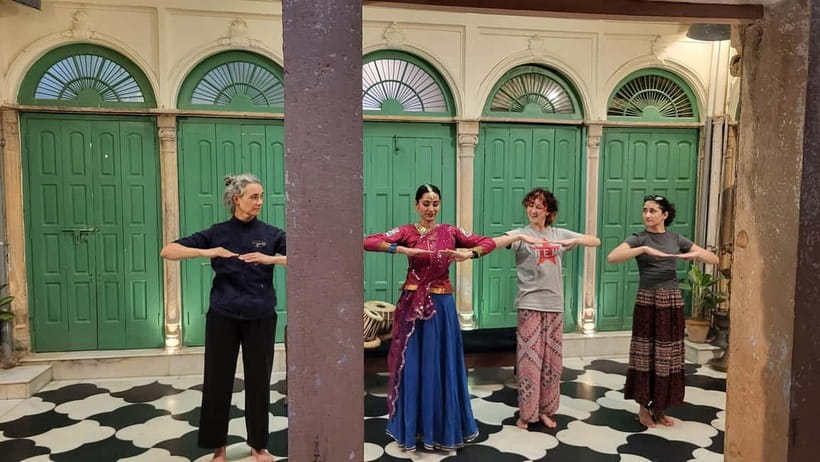 Old Delhi Haveli with live Classical dance, music & cuisine - The guide and group size