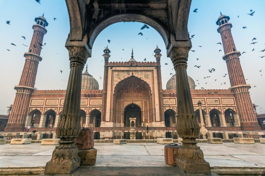 Old Delhi Temples and Spiritual Sites Private 6-Hour Tour - Gurudwara Bangla Sahib and the meaning of langar