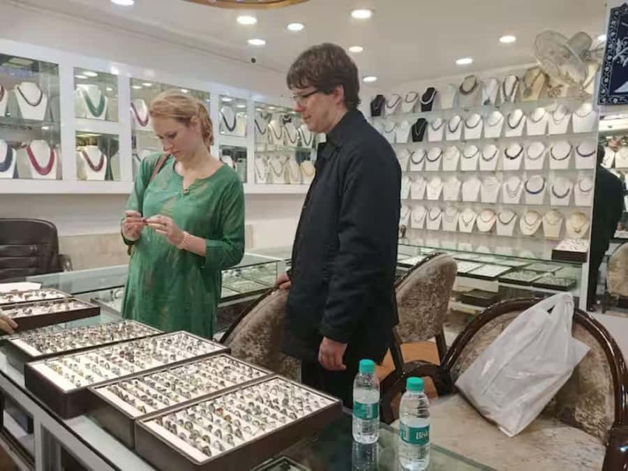 Old & New Delhi Shopping Tour with Female Consultant - The female consultant and solo travel