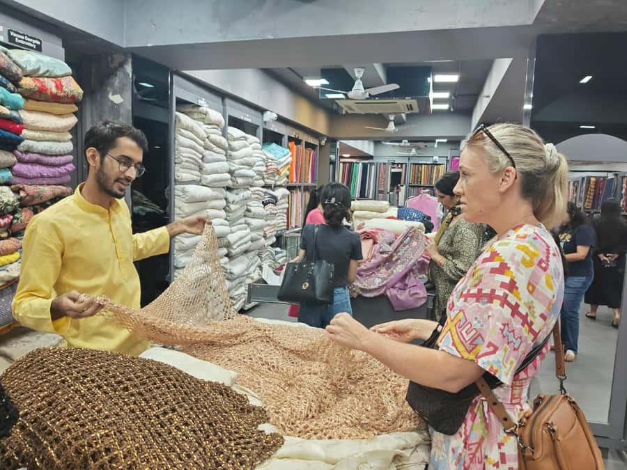 Old & New Delhi Shopping Tour with Female Consultant - Why the Old Delhi and New Delhi contrast works