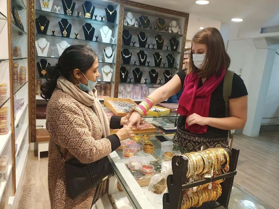 Old & New Delhi Shopping Tour with Female Consultant - Street food, tea, and the lunch question