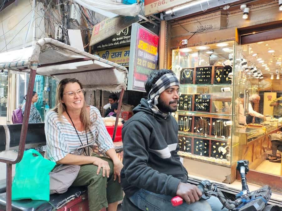 Old & New Delhi Shopping Tour with Female Consultant - Textiles, tailoring, and handmade artwork