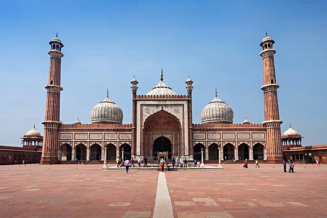 Old & New Delhi Tour : Monuments , Rickshaw Ride & Local Heritage - The Chandni Chowk rickshaw ride brings the city close