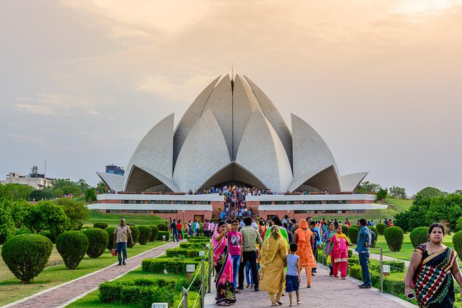 Private Delhi Temples and Spiritual Sites 6 Hours Tour - Lotus Temple and Bahai ideals