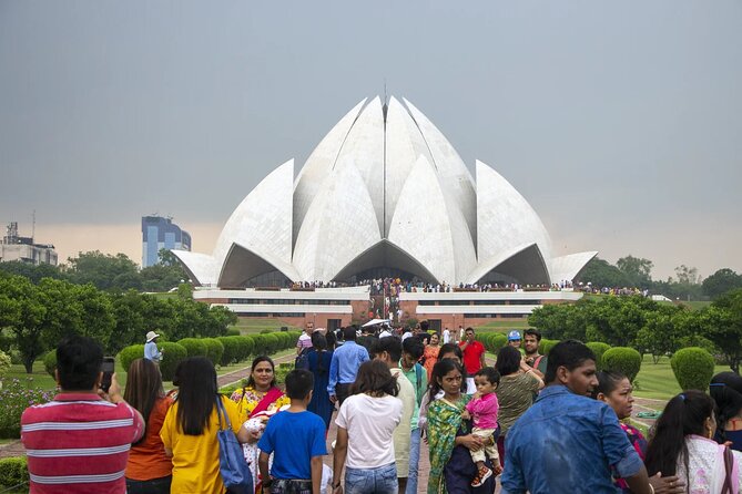 Private Full Day Old and New Delhi City Tour by Car - Gurudwara Bangla Sahib and Sikh service