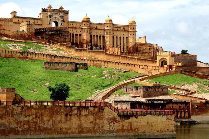 Private Jaipur Tour From Delhi - Meeting your Jaipur guide at Hawa Mahal