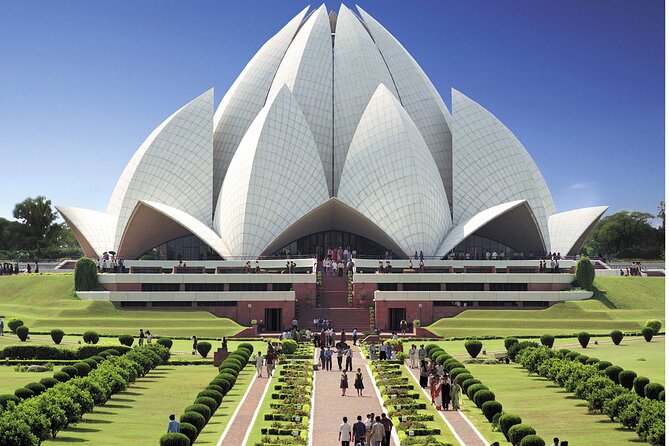 Private Old and New Delhi Full-Day Tour with Akshardham Temple - Red Fort and India Gate from the road
