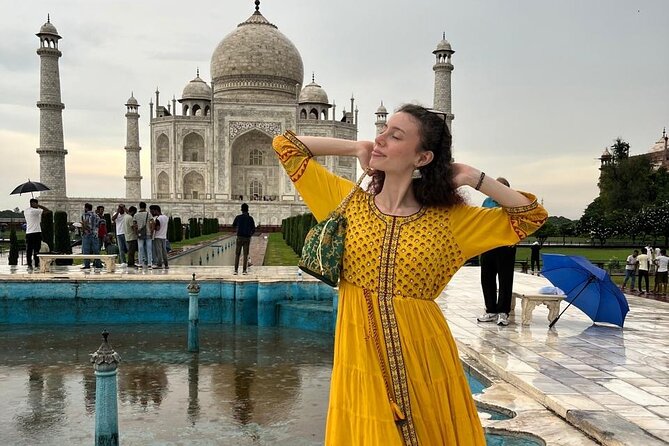 Private Taj Mahal and Agra Day Trip from Delhi by Car with Lunch - Meeting your guide in Agra