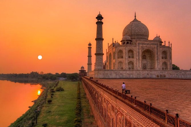 Private Taj Mahal and Fatehpur Sikri Tour From Delhi with Lunch - Reaching the Taj Mahal with a private car