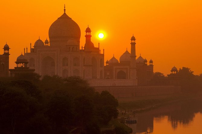 Private Taj Mahal India Sunrise Tour - A private car makes the Delhi to Agra run easier
