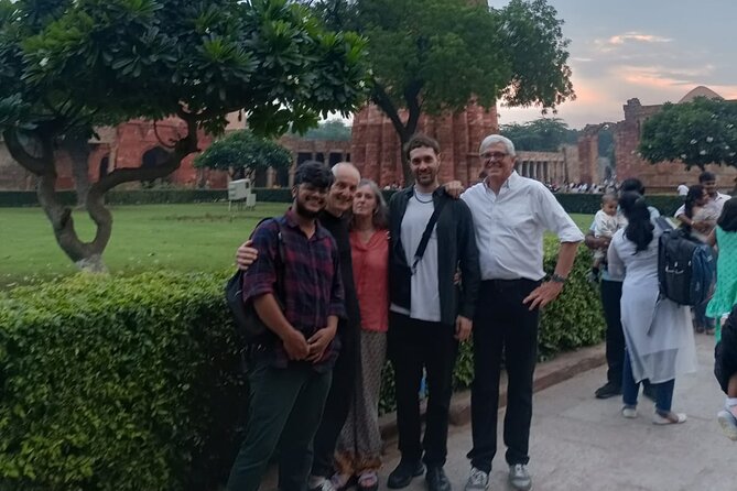 Private Tour in Mehrauli Archaeological Park & Qutub Minar - Walking through Mehrauli Archaeological Park